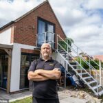 Deduzi uma árvore protegida para construir uma pessoa com segredos de 75.000 libras no meu jardim. Meus vizinhos odeiam, mas eu não me importo
