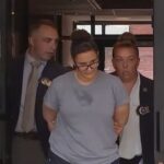 Eventualmente, a polícia foi realizada após os gêmeos recentemente experientes em Alley Alley, em Nova York,