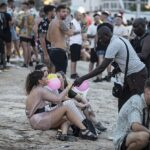 A maioria foi avisada como uma famosa ilha de um festival que cai por uma epidemia de drogas “