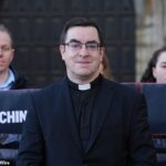 O capelão da escola é a igreja da Inglaterra tentando excluir novamente … seis anos depois que ele diz aos alunos exigidos por Ligbt