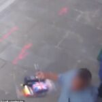 Instant Instant Instant Instant Instant Karma é expulso e preso na rua pela polícia em bicicletas de brinquedos
