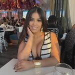 Uma linda mulher se mudou para começar uma nova vida é encontrada em um carro que já está morto por dentro