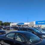 Esfaquear em massa dentro do Walmart em Michigan quando a pessoa suspeita está chorando amargamente