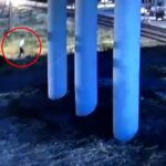 Uma senhora que respira dama em frente ao trem ao mesmo tempo para salvar o homem caído na estrada – quando o telefone sai para encontrá -lo e respeitá -lo e respeitá -lo