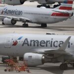 Aeronave americana é removida da rodovia para engrenagem de água