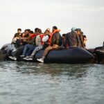 Quatro unidades em 10 atravessaram a rua com pequenos barcos e pedem que as crianças conversem com a idade, pessoas que habitualmente falam