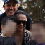 A família está subindo quando uma filha persuadindo os pais por seu comércio imobiliário depois de dizer que você tem 22 anos
