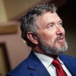 Trump Warrets a pressionou a perdoar e segurar Maxwell para os lobos para o mistério para Epsttein
