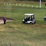 Fake uma grande falsa falsa?! Momento O caddie de golfe de Trump joga a bola que joga uma bola salarial antes do presidente disparar