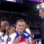 Os fãs da Leoa Lioness Sporti Sporti ‘Legend’ Chloe Kelly grita depois de coletar a medalha William