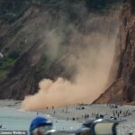 Um grande momento de segundo golpes muitas vezes, eles tiram doces, pois milhares de pedras de tecidos de tecidos caem na praia