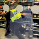 O momento da transparência do minuto com a polícia depois de bater em garrafas quando ele tentou escapar do supercarket Tesco