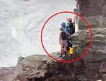 Melhores minutos no mar de Cliff Cliff no processo de resgate para manter duas pessoas cortadas com uma onda