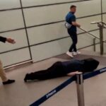 Polícia da polícia para os tráfego de vídeo Tommy Robinson parado ao lado de um ‘homem inconsciente’