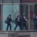 A arma ativa abre fogo com a luz do dia em Nova York, pelo menos uma polícia está ferida