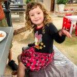 A professora da criança betaled e foi suspensa sua filha de quatro anos por ficar em ela em banho ‘