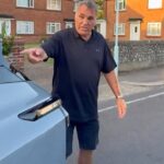 O pastor rico explode quando nega o veículo de acionador de transportadora – quando um motorista está exibindo