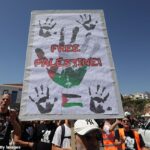 Os imigrantes israelitas são recebidos pelas viagens palestinas palestinas com viagem frita na viagem detectada após o protesto