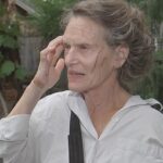 Uma mulher aterrorizada, 69 anos, estava contaminada por “cheiro” de “o cheiro de” um cheiro de “um cheiro de cheiro de glanier no quintal
