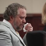 Os dentistas do Colorado acusam de uma esposa venenamente por sua esposa da província de sua esposa, ele julgará os julgamentos de assassinato