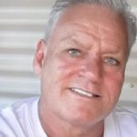 Aussie australiano australiano após a jornada de intervenção nos dentes para a Tailândia – mas você volta