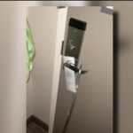 Um vídeo de sangue mostrando um estranho com um estranho com um loop de cercas para tentar entrar no quarto de uma adolescente morta à noite