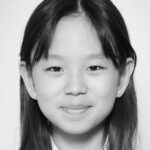 Uma menina de 13 anos ao lado de um amigo de sete anos quando ele estava atacando o barco enquanto eles estavam em um acampamento de navio