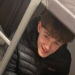 Não desejado: meninos que sextavam 18 anos com 18 anos e a faca de Rambo é deduzida pela primeira vez