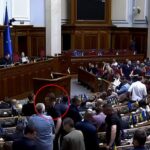 Moment MP PRAWL Paramese of Ucraniano durante a votação em votação sobre uma nova tarifa de Zelensky após seus maiores planos de mudança