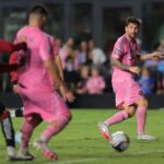 Lionel Messi de volta como fazer login com a Copa Atlas com uma xícara de