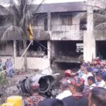 O treinamento militar de Bangladesh cai da escola de Dhaka, para matar pelo menos 19