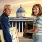 Fiona Bruce, da BBC, à esquerda, com dois itens falsos ou apartamentos