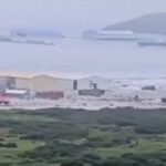 As ondas do tsunami desmaiam em uma cidade da costa russa de Sakhalin
