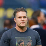 Kyle Brandt alimenta uma declaração após a NFL Endquarts Poop 4 para atirar