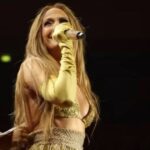 Jlo lavando suas calcinhas verdes enquanto somos inevitáveis na plataforma