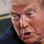 Fumng Donald Trump ‘não no bom modo’ como um gangue “