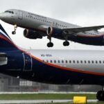 A maior aeronave russa se espalha na Rússia com um voo de vários lutadores