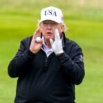 O caddie de Donald Trump derruba a bola na frente do presidente antes de atirar