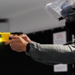 A equipe da prisão coloca uma surpresa para uma surpresa