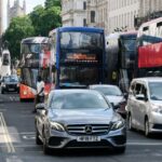 London Regent Horror e Petsiner lutando com um aposentado de sua vida depois de destruir o ônibus