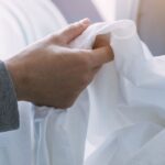 Roupas gananciosas voltarão para o branco quando você se banhar ligando para 1 mistura