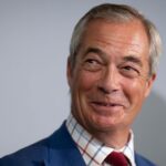 Nigel Faru é bem celebrado quando o ex-time MP4ins Revoul UK