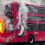 Ônibus duplo deker com fogo no meio de Londres