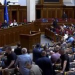 Minutos vigorosos jogados no Parlamento como MPS Brawl após Zelensky U-Turn