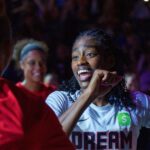 Fan Drop Dildo no tribunal durante a resposta da WNBA e um anúncio ASHBA Cheap