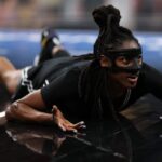 Os jogadores da WNBA respondem ao jogo sexy é jogado ao tribunal durante um jogo de bochechas