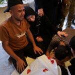 Na seção israelita na mão nos serviços de ajuda espiritual de Gaza