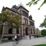A Universidade Brown atingiu a alça de US $ 50 milhões para completar o governo Trump