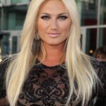 Uma triste razão pela qual Brooke Hogan, que não pode receber os centavos, pois depois da parte de trás do padre Hulk Hogan
