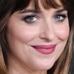 Dakota Johnson é fascinante com um casaco ousado enquanto está quebrado em regras sem erros